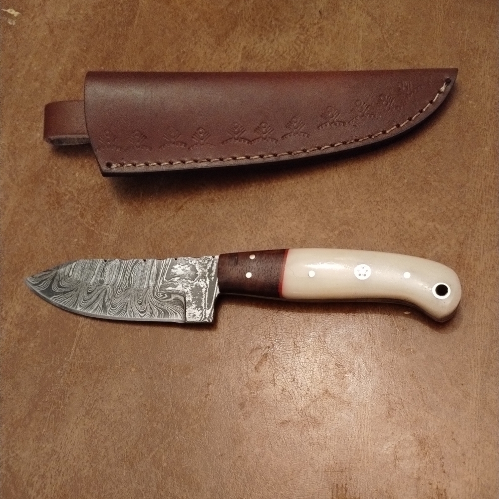 New Damascus steel blade men's hunting knife with sheath white and brown